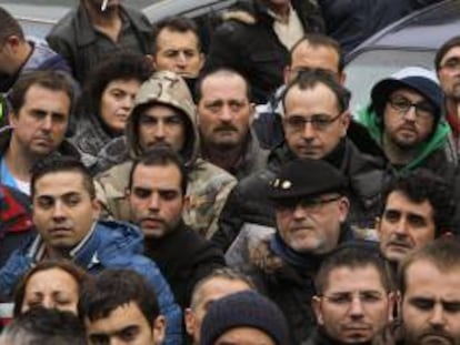Trabajadores de la limpieza y jardinería asiste a una asamblea el pasado domingo.