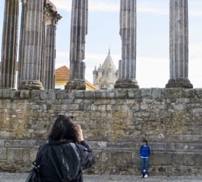 Turistas en el centro histórico de Évora (Portugal).