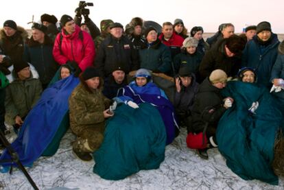 Los tres astronautas momentos después del aterrizaje de la cápsula Soyuz TMA-02M. Desde la izquierda, Mike Fossum, Serguéi Vólkov y Satoshi Furukawa.