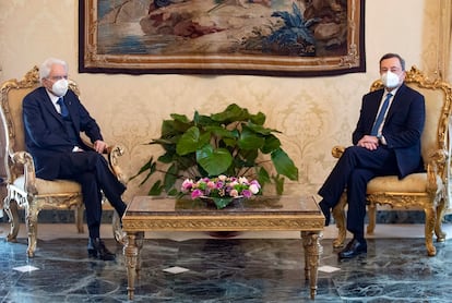 O presidente da Itália, Sergio Mattarella (à esq.), durante reunião com Mario Draghi no Palácio do Quirinal, na quarta-feira.