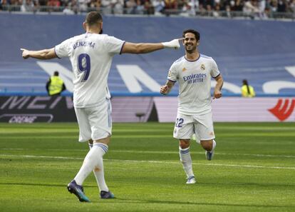 Isco (a la derecha) celebra su gol, posteriormente anulado por el VAR, con Benzema.