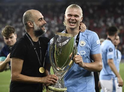 Pep Guardiola y Erling Haaland con el trofeo de campeones.