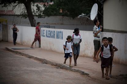 Alunos saem da escola de Alagoinha do Piauí.