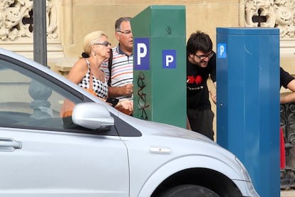 Las tarifas de la OTA serán unas de las que previsiblemente crecerán en 2012 en las capitales. En la imagen, aparatos para pagar el estacionamiento en San Sebastián.