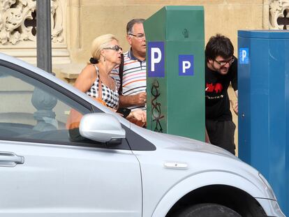 Las tarifas de la OTA serán unas de las que previsiblemente crecerán en 2012 en las capitales. En la imagen, aparatos para pagar el estacionamiento en San Sebastián.