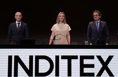 La presidenta de Inditex, Marta Ortega, en el centro, acompañada por el consejero delegado de la multinacional, Óscar García Maceiras, a la izquierda de la imagen, durante la junta general de accionistas que la cadena textil ha celebrado este martes en Arteixo.