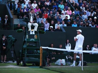 Berdych se queja al árbitro de la falta de luz en su partido con Cilic. 