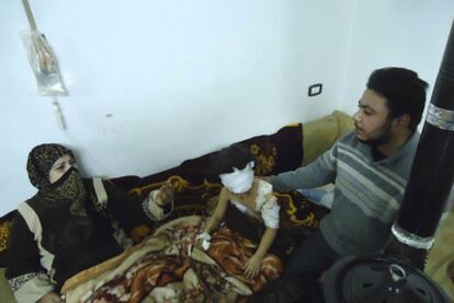 Una niña herida en un bombardeo se recupera junto a su familia en su casa de Bab Amro, uno de los barrios de Homs más golpeados por los ataques del régimen.