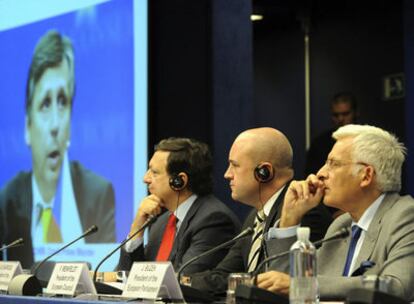 De izquierda a derecha, el presidente de la Comisión Europa, Jose Manuel Durãp Barroso, el primer ministro sueco y presidente de turno de la UE, Fredrik Reinfeldt, y el presidente del Parlamento Europeo Jerzy Buzek, escuchan por videoconferencia al primer ministro checo,  Jan Fischer.