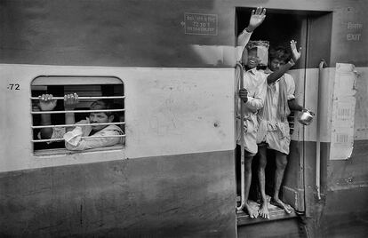 En los trenes indios los pasajeros se dividen según la clase de billete que han comprado. Hay ocho tipos de billetes. En la fotografía pasajeros que viajan con un billete de segunda clase.