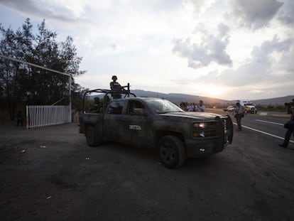 El Ejército custodia la entrada al Rancho El Sol, en Tanhuato (Michoacán), en donde este viernes hubo un enfrentamiento con el resultado de 43 muertos, según las autoridades.