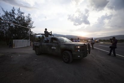 El Ejército custodia la entrada al Rancho El Sol, en Tanhuato (Michoacán), en donde este viernes hubo un enfrentamiento con el resultado de 43 muertos, según las autoridades.