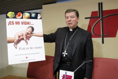 El portavoz episcopal, Juan Antonio Martínez Camino, presenta la campaña contra el aborto.