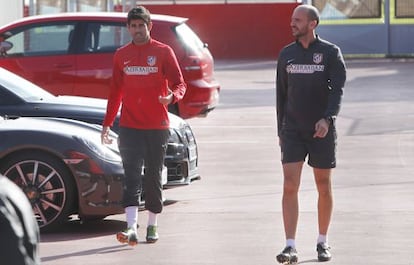 Diego Costa, a la izquierda, con un fisioterapeuta del Atlético.
