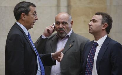 Diálogo entre José Luis Bilbao, a la izquierda, y Melchor Gil, mientras José Antonio Pastor habla por teléfono en las Juntas de Bizkaia.