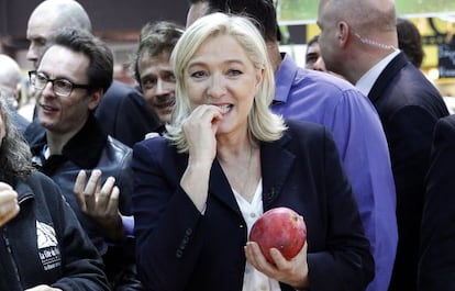 La líder del FN, Marine Le Pen, este jueves en una feria agrícola en París.