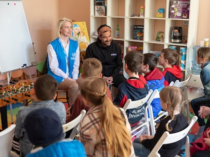 Alfonso Herrera durante un encuentro con niñas y niños desplazados en Leópolis (Ucrania).