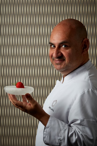 Chef Jordi Artal, from Cinc Sentits, poses with the Oku Berry strawberry.  Image provided by Aloalto.