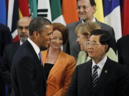 El presidente de EEUU, Barack Obama, saluda al primer ministro chino, Hu Jintao, en una cumbre del G20.