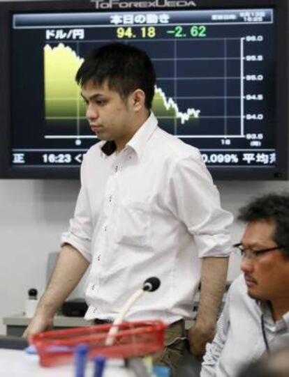 Corredores de Bolsa trabajando en Tokio (Japón). EFE/Archivo