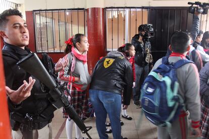 Operativo "Mochila Segura" en una escuela en Coahuila, después de que un niño le disparó a su maestra y a varios compañeros, en enero de 2020.