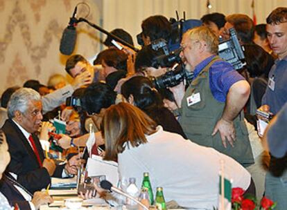 El ministro de Industria y Energía de Qatar, rodeado por la prensa durante la reunión de Osaka.