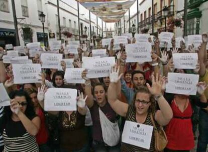 Vecinos de El Coronil, ayer, en una manifestación contra el acoso al edil independiente.