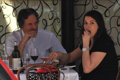 Y, una de las separaciones más escandalosas del año, sin duda fue la de Charles Saatchi y Nigella Lawson. Todo empezó en junio de este año, cuando la prensa británica publicó unas fotos en que el galerista maltrataba notoriamente a su mujer en un restaurante. Más tarde, reconoció que así había sido y la pareja logró un divorcio exprés poco tiempo después. Pero ha sido este mes cuando sus trapos más sucios se han aireado, por culpa de un juicio a unas exempleadas. Durante las audiencias, las extrabajadoras sacaron a la luz la adicción a las drogas de la chef televisiva, que acabó públicamente humillada.