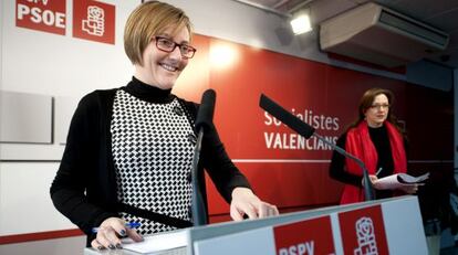 La socialista María José Salvador y la portavoz de los afectados por ayudas a la vivienda, María Navarro.