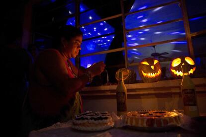 Una mujer enciende velas dentro de calabazas para una fiesta de Halloween en la Havana (Cuba), el 28 de octubre.