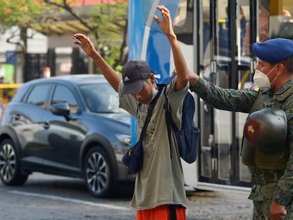 Un soldado cachea a un ciudadano ecuatoriano, en Guayaquil.