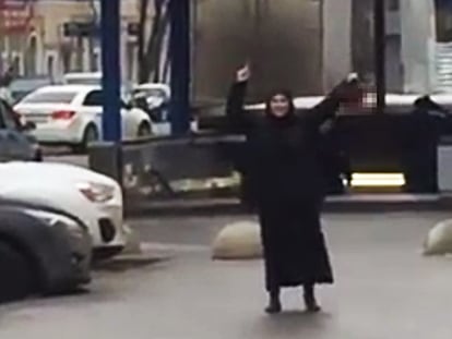 Captura del vídeo donde una mujer sujeta la cabeza de una niña en Moscú.