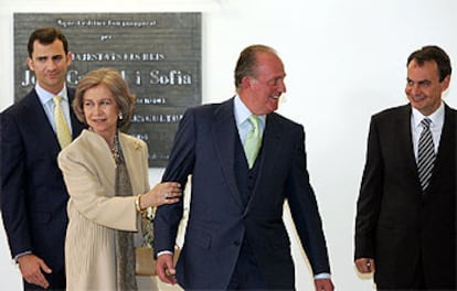 El Rey saluda a Zapatero, junto a la Reina y el Príncipe, durante el acto de inauguración del foro cultural.