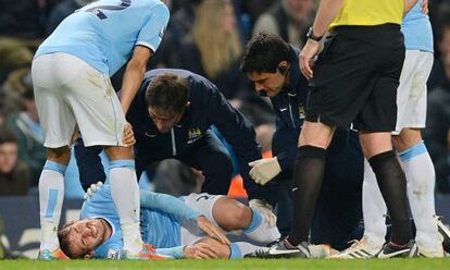 Silva se duele en el césped.