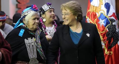 Bachelet em una cerimónia mapuche no Palácio de La Moneda.