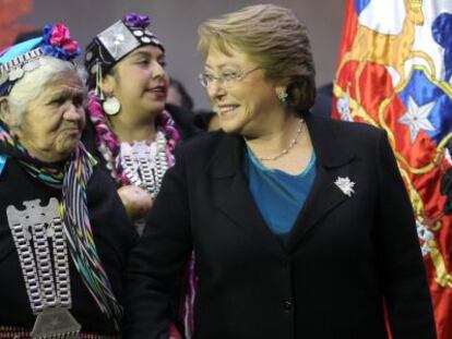 Bachelet em una cerimónia mapuche no Palácio de La Moneda.