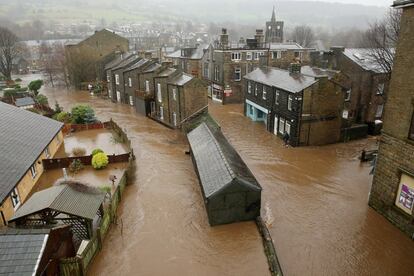 La localidad inglesa Calder Valley inundada por el desbordamiento del río Calder, en Mytholmroyd.