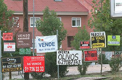 Ofertas de venta de viviendas en una urbanización de Madrid.