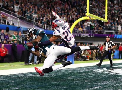 El receptor abierto de los Eagles de Filadelfia Alshon Jeffery atrapa un pase para marcar un  “touchdown” ante la presión del esquinero de los New England Patriots Eric Rowe. 
