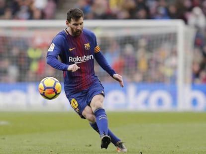 Messi lanza una falta ante el Celta.