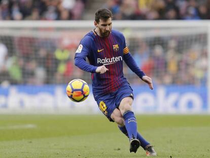 Messi lanza una falta ante el Celta.