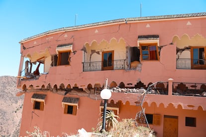 Desperfectos en un edificio de viviendas por el terremoto, en Mulai Brahim, este lunes.