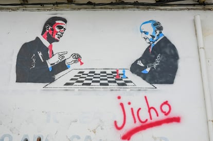 Un grafiti del presidente del Gobierno, Pedro Sánchez, jugando al ajedrez con el dictador Francisco Franco.