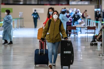 Dos viajeras llegan al aeropuerto de Madrid-Barajas Adolfo Suárez, este viernes.