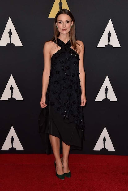 Keira ha sido una de las caras fijas en todos los eventos cinematográficos y alfombras rojas de 2014. En los Governors Awards lució un vestizado negro de Nina Ricci y el pelo liso.