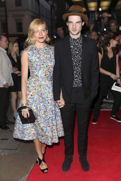 Sienna Miller se suma a la fiebre por la 'melenita' que nos invade desde hace unos meses. Pudimos ver su nuevo look en el estreno de Low Down, la película que protagoniza su chico, Tom Sturridge. Estaba muy guapa con vestido estampado de Rocksanda.