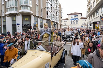 Los Reyes Magos saludan tras su llegada a la estación de tren de Vitoria (Álava), este domingo.