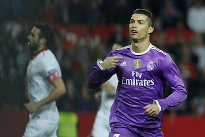 Cristiano Ronaldo, celebra su gol, primero de su equipo.