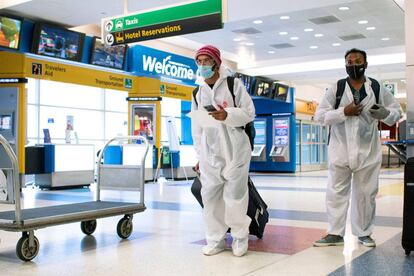 Los pasajeros llegan en un vuelo desde Londres en medio de nuevas restricciones para prevenir la propagación de la enfermedad por coronavirus en el Aeropuerto Internacional JFK de la ciudad de Nueva York.