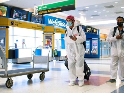 Los pasajeros llegan en un vuelo desde Londres en medio de nuevas restricciones para prevenir la propagación de la enfermedad por coronavirus en el Aeropuerto Internacional JFK de la ciudad de Nueva York.